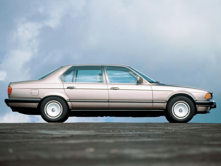  BMW 750iL 1987 года  (фото 16 из 18)